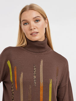 водолазка женская в коричневом цвете со спущенной линией плеча и с элементами из страз - Glenfield фото 4