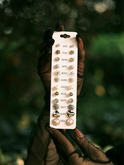 Цена за 2 шт. Серьги пусеты One year, 12 пар, цветочное настроение, белые в золоте