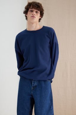 Lacivert Oversize/Genis Kesim Dokulu Yaka Detayl? Sweatshirt TMNAW24SW00233