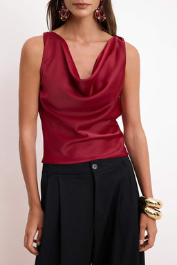 K?rm?z? Duz Degaje Yaka Kolsuz Dokuma Saten Bluz TPRSS26BZ00069