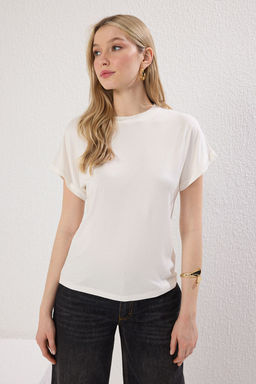 TRENDYOLMILLA Siyah Viskon Icerikli Regular/Normal Kesim Bisiklet Yaka Orme T-Shirt TWOSS25TS00167