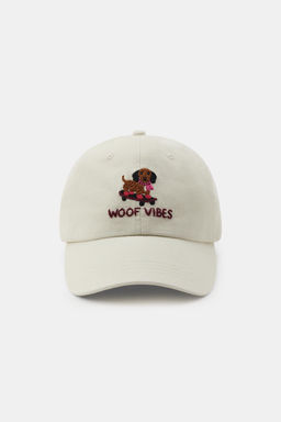 GORRA SARGA BORDADOS PERRO / Crudo