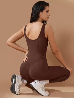 Спортивный комбинезон с декоративными вставками