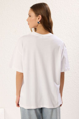 TRENDYOLMILLA Beyaz %100 Pamuk Oversize/Genis Kal?p Bask?l? Orme T-Shirt TWOSS25TS00049