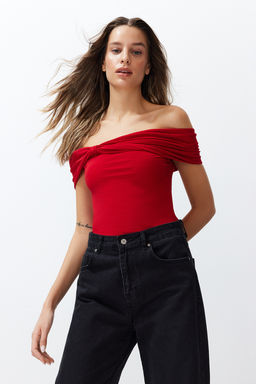 Trendyolmilla Siyah Carmen Yaka Vucuda Oturan Esnek Crop Orme Madonna Yaka Bluz TWOSS24BZ00368