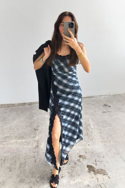 TRENDYOLMILLA Siyah Ekose Bask?l? Y?rtmacl? Dantel Detayl? Kare Yaka Ask?l? Midi Orme Elbise TWOSS25EL00473