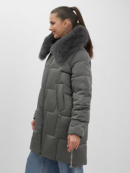 Пальто зимнее утепленное с мехом и капюшоном тренд темно-зеленого цвета 7630TZ - Visdeer фото 3