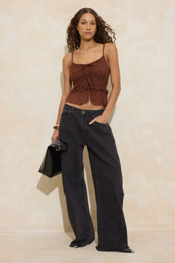 Kahverengi Fitted/Vucuda Oturan V Yaka Kolsuz Volanl?/F?rf?rl? Dantel Orme Bluz TWOSS26BZ00032 - Trendyolmilla фото 2