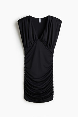 Vestido drapeado con hombreras
