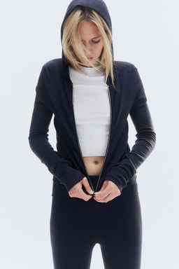 Chaqueta en punto fino con capucha y cremallera