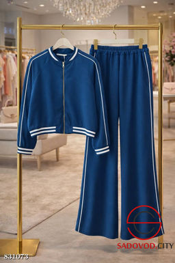 Спортивный женский костюм