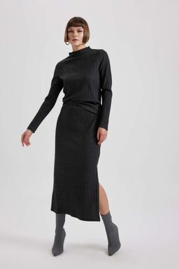 Облегающая футболка с полуводолазкой в рубчик и длинными рукавами