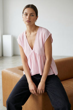 Pembe V Yaka Dokumlu Dokuma Yumusak Tuseli Bluz TWOSS25BZ00582 - Trendyolmilla фото 4