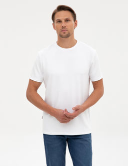 Beyaz Regular Fit Kal_n Dokulu Bisiklet Yaka Basic Ti__rt