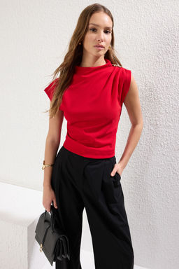 K?rm?z? Fitted/Vucuda Oturan Aksesuar Detayl? Drapeli Esnek Orme Bluz TWOSS25BZ00044