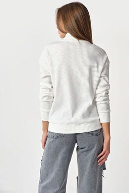 Свитер с высоким горлом белый