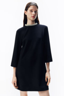 Vestido con cuello de pedreria