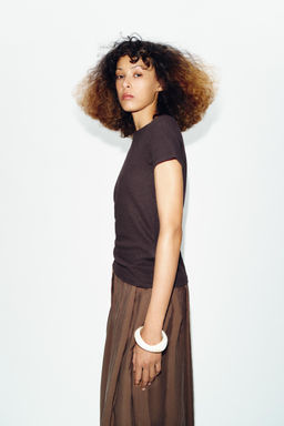 CAMISETA MANGA CORTA CON LINO / Chocolate - Zara фото 2