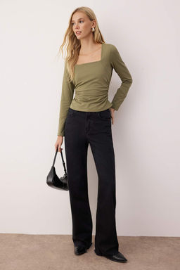 Trendyolmilla Ekru Kare Yaka Buzgu/Drape Detayl? Slim/Vucuda Oturan Orme Bluz TWOAW25BZ00194