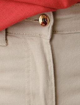 Джинсы клеш с прорезями и необработанным краем из эластичного денима средней плотности - Vilatte фото 5