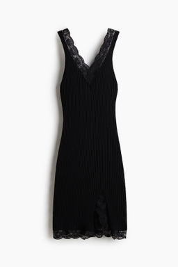 Vestido en punto de canal? con ribetes de encaje