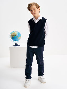 Темно-синий вязаный жилет для мальчика