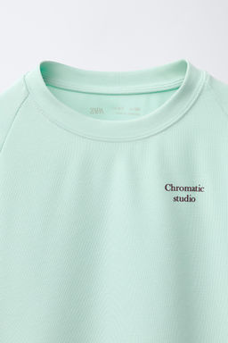 CAMISETA TEXTO RELIEVE CONTRASTE / Verde claro