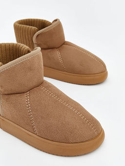 S?et G?r?n?ml? Kad?n Ev Botu