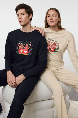 TRENDYOL MAN Lacivert Bask?l? Orme Couple/Cift Pijama Tak?m? TMNAW25PT00046