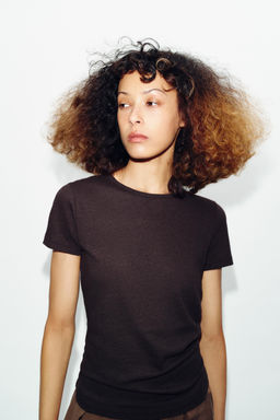 CAMISETA MANGA CORTA CON LINO / Chocolate