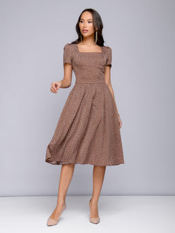 УЦЕНКА. Платье цвета мокко в горошек длины миди с короткими рукавами - 1001dress фото 2