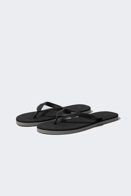 Мужские шлепанцы из искусственной кожи на плоской подошве