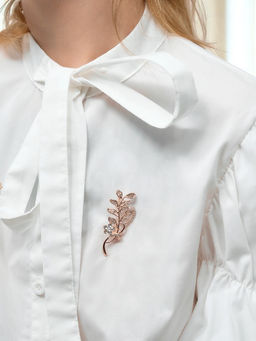 Брошь Ветвь с цветком, цвет белый в розовом золоте