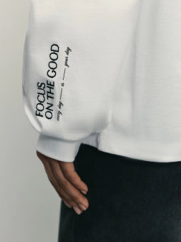 Лонгслив оверсайз с манжетами и принтом на рукаве / Zarina  фото 3