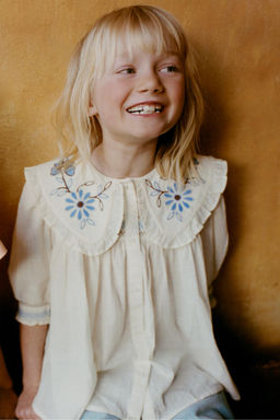 CAMISA CUELLO BOBO FLORES BORDADAS / Crudo