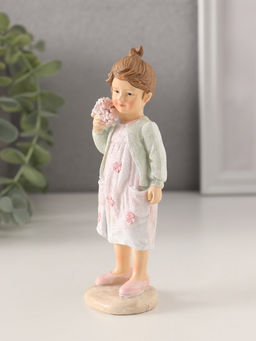 Фигурка полистоун Малышка в розовом платье и зелёной кофточке, с букетиком, 5?4?12.5 см