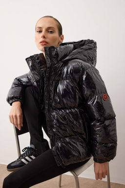 Siyah Oversize Kal?p Kapusonlu Parlak Su Itici Sisme Mont TWOAW24MO00212 - Trendyolmilla фото 9