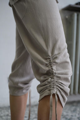 PANTAL?N CAPRI FRUNCES / Gris claro - Zara фото 5