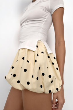 CAMISETA CUELLO PICO BAJO ASIM?TRICO / Blanco