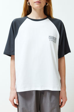 Beyaz %100 Kal?n Pamuklu Renk Bloklu Sloganl? Relaxed/Rahat Kesim Orme T-Shirt TWOSS24TS00134