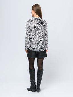 Блуза белого цвета с анималистичным принтом и отложным воротником - 1001dress фото 4