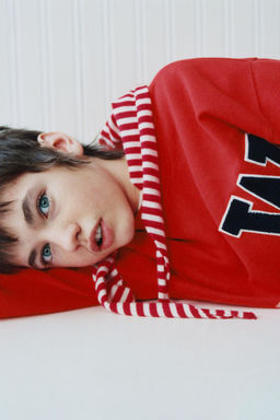 SUDADERA ESTAMPADO TEXTO PARCHE RIZO / Rojo