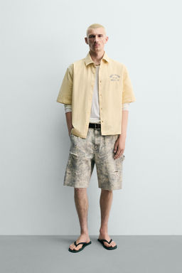 CAMISA BOXY FIT TEXTOS ESTAMPADOS / Arena