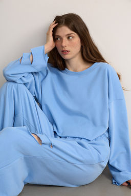 Свитшот укороченный с разрезами