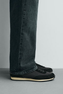 ZAPATILLA ESTILO RETRO / Negro