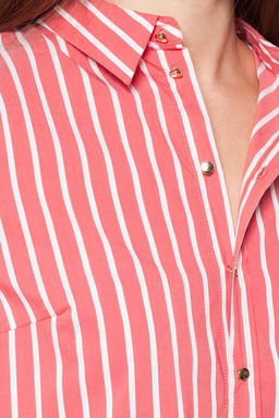 Блузка из эластичного хлопка с дизайнерским кроем рукава.