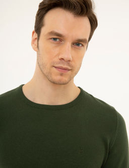 Базовый трикотажный свитер приталенного кроя цвета хаки с круглым вырезом - Cacharel фото 8