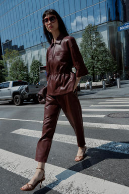 FAUX LEATHER TROUSERS - Zara фото 6
