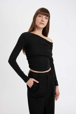 Женская черная облегающая однотонная футболка в рубчик с узким вырезом на одно плечо и длинным рукавом - Defacto фото 4