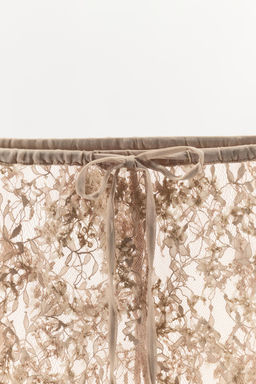 SHORTS ENCAJE VOLANTES / Lila claro